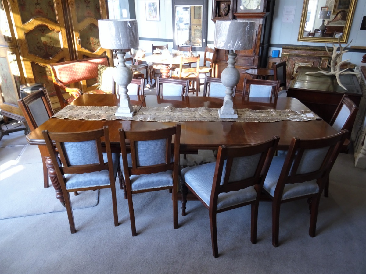 A Large Victorian Extending Wind out Walnut Dining Table (10).JPG